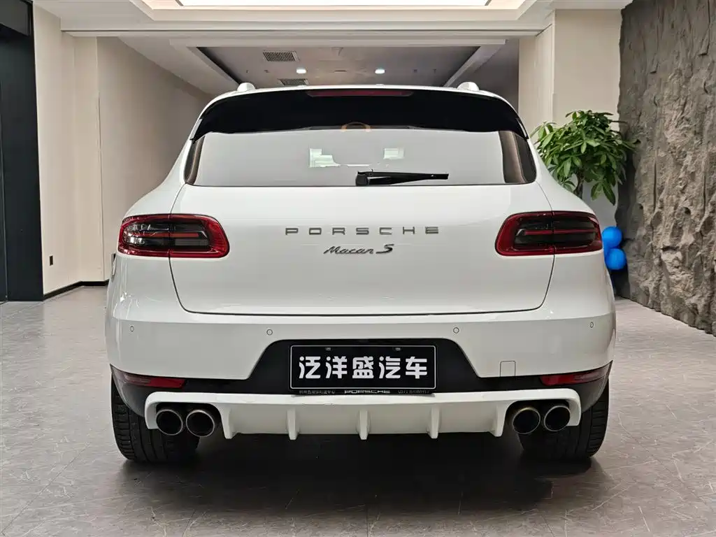 PORSCHE MACAN
