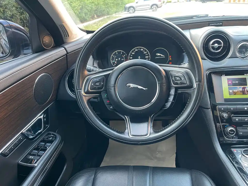 Jaguar XJ — миниатюра 15