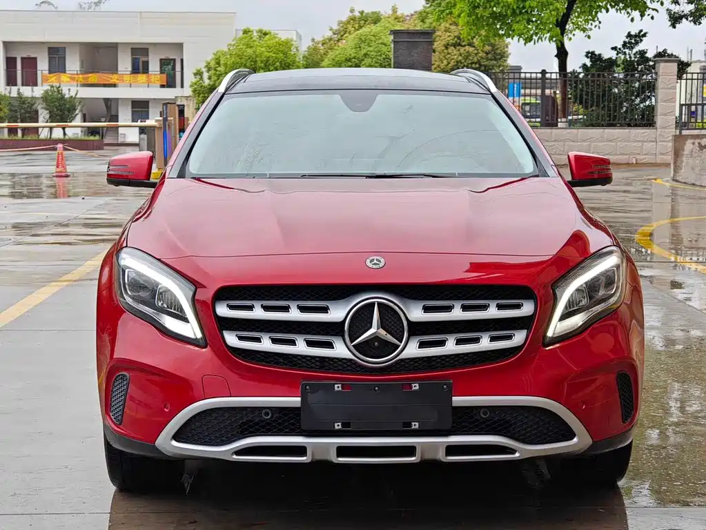 MERCEDES-BENZ GLA