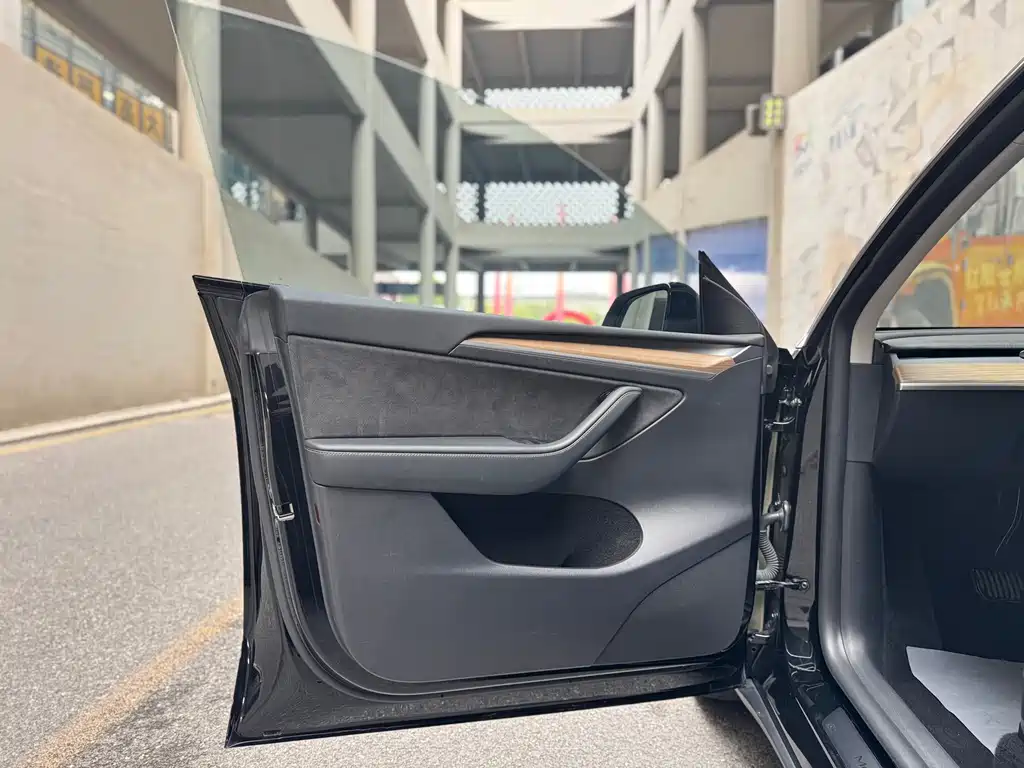 Tesla Model Y — миниатюра 8