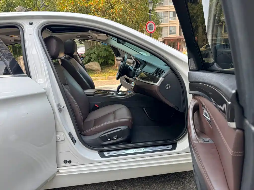 BMW 5 Series — миниатюра 13