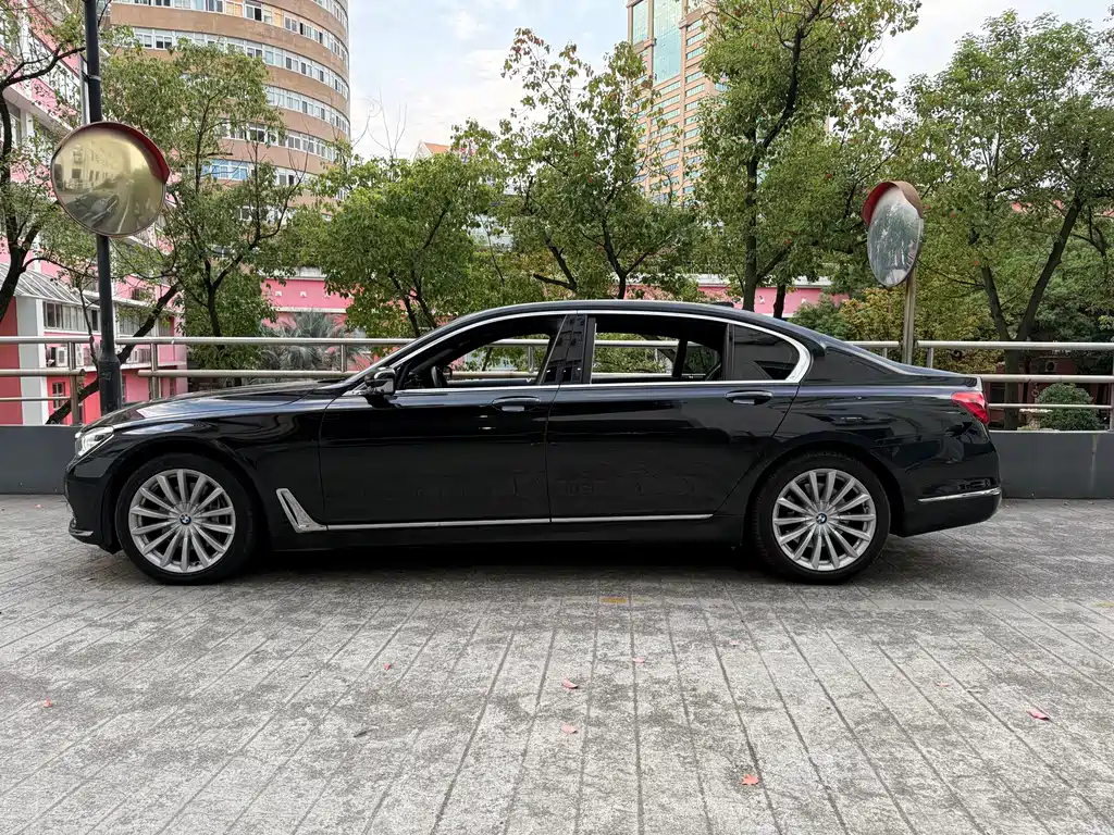 BMW 7 Series — миниатюра 15