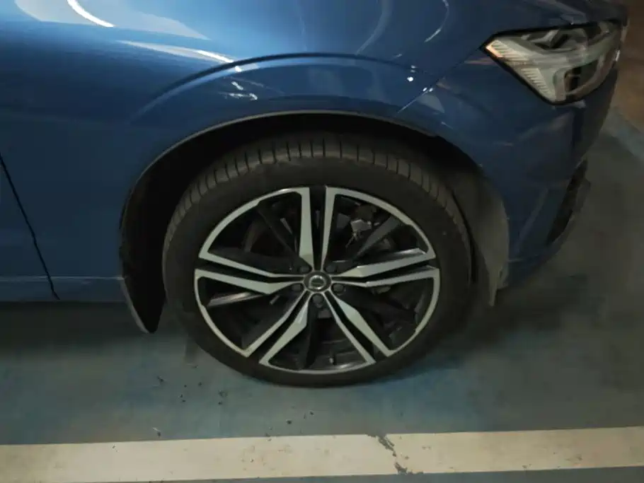 Volvo XC60 PHEV — миниатюра 6