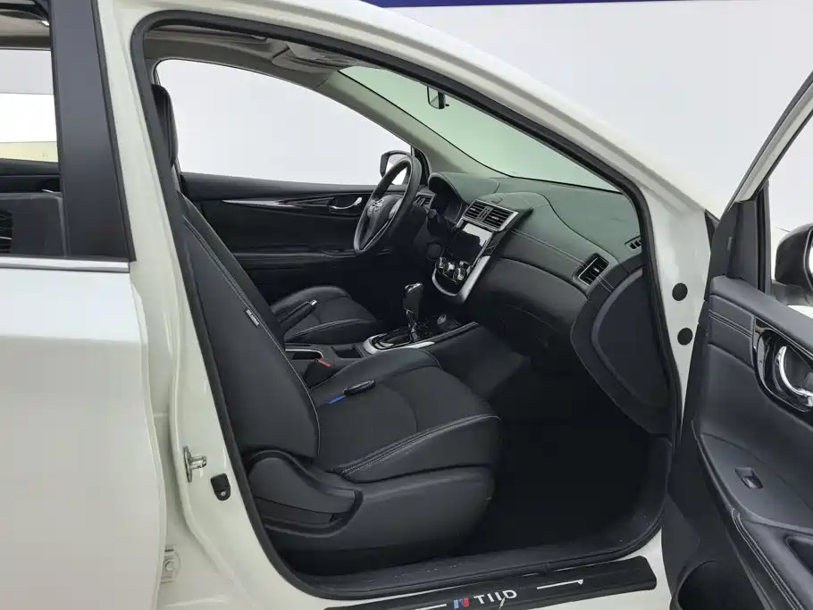 Nissan Tiida — миниатюра 8