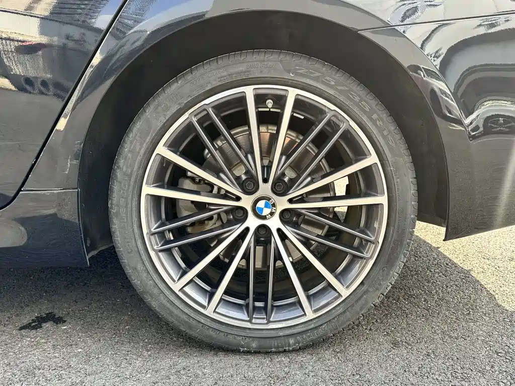 BMW 5 Series — миниатюра 11