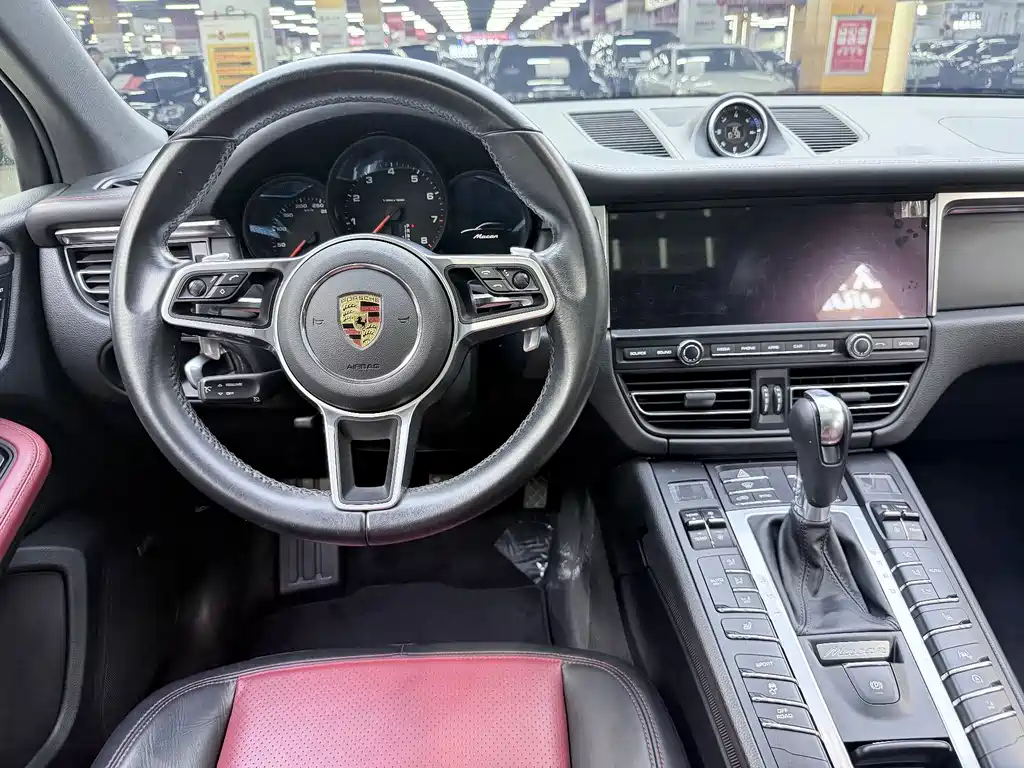 Porsche Macan — миниатюра 10