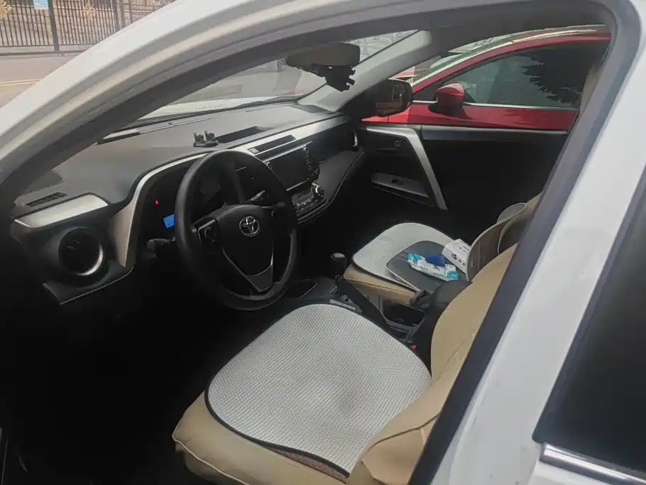 Toyota RAV4 — миниатюра 9