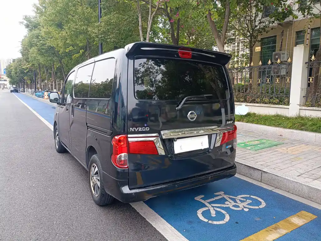 NISSAN NV200