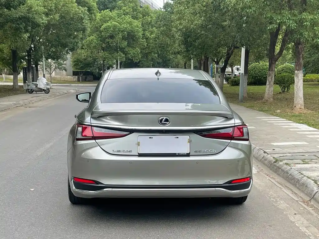 Lexus ES — миниатюра 6