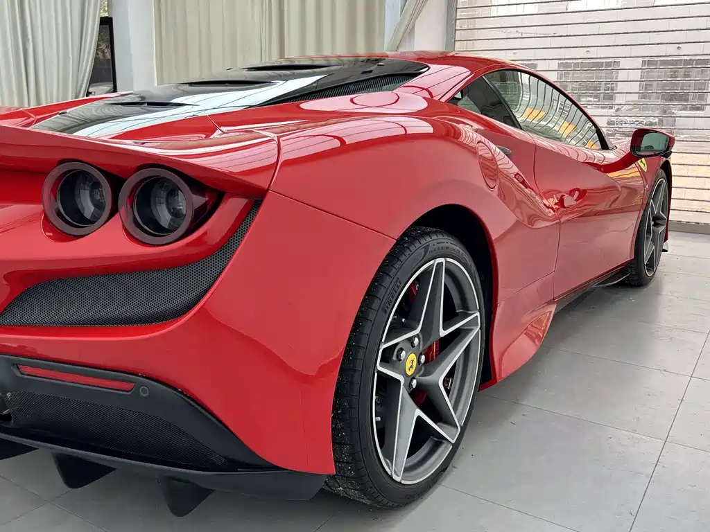 FERRARI F8