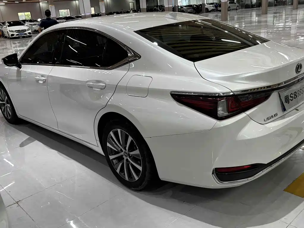 LEXUS  ES