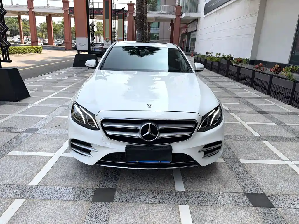 Mercedes-Benz E-Class — миниатюра 2