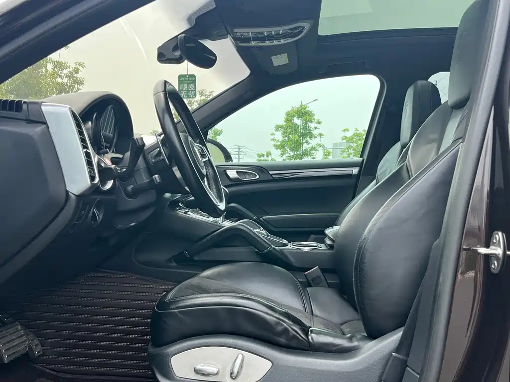 Porsche Cayenne — миниатюра 13