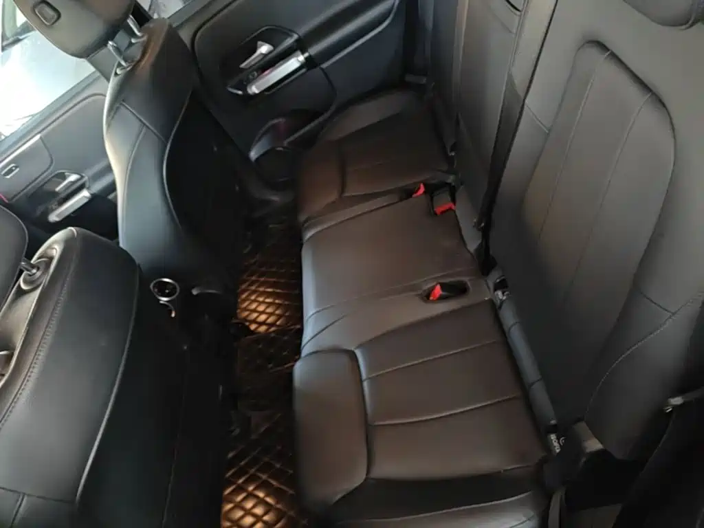 Mercedes-Benz GLB — миниатюра 17
