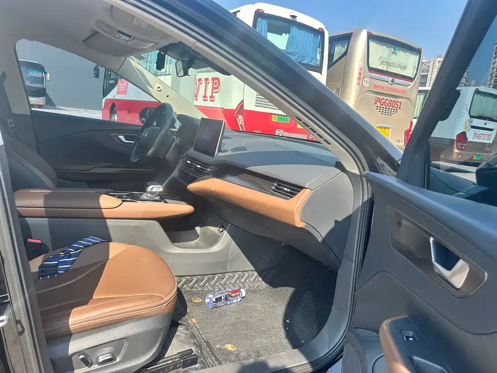 Hongqi E-QM5