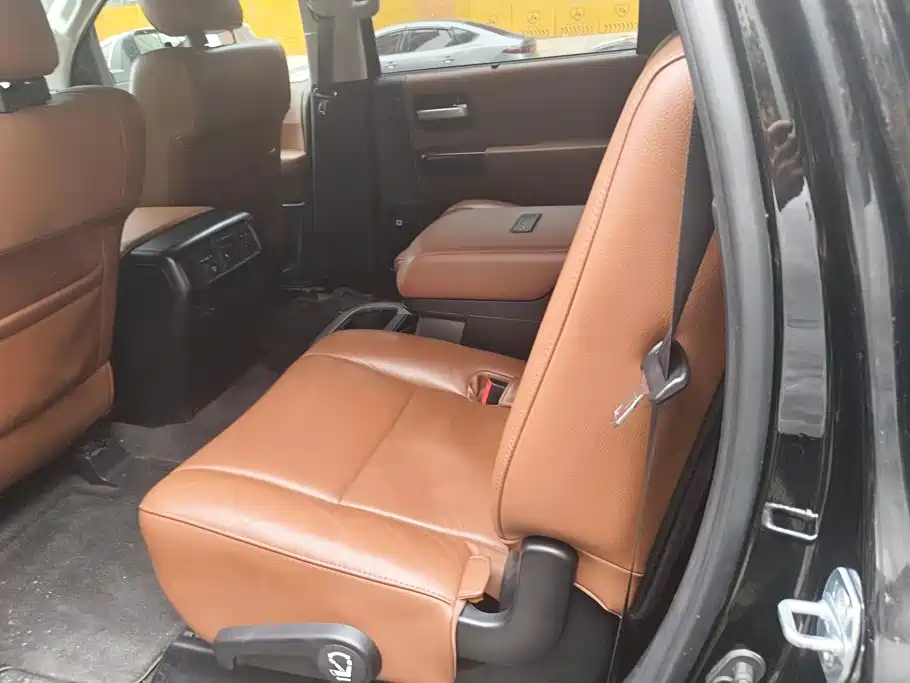 Toyota Sequoia — миниатюра 11