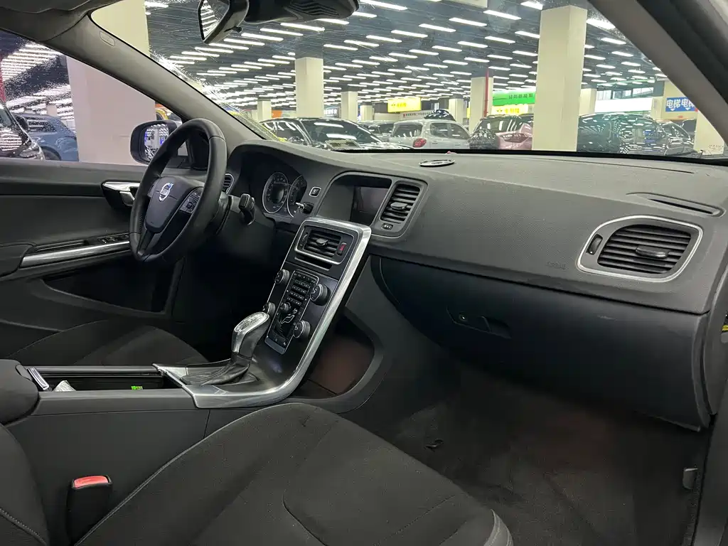 Volvo S60 (Import) — миниатюра 5