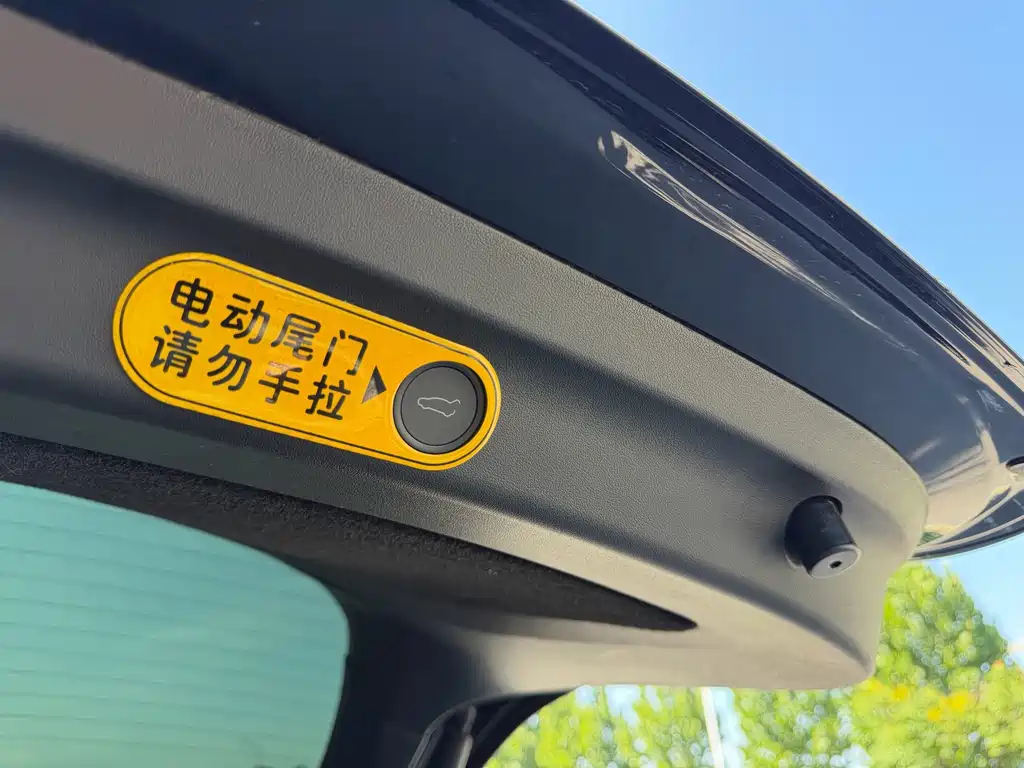 Tesla Model Y — миниатюра 17