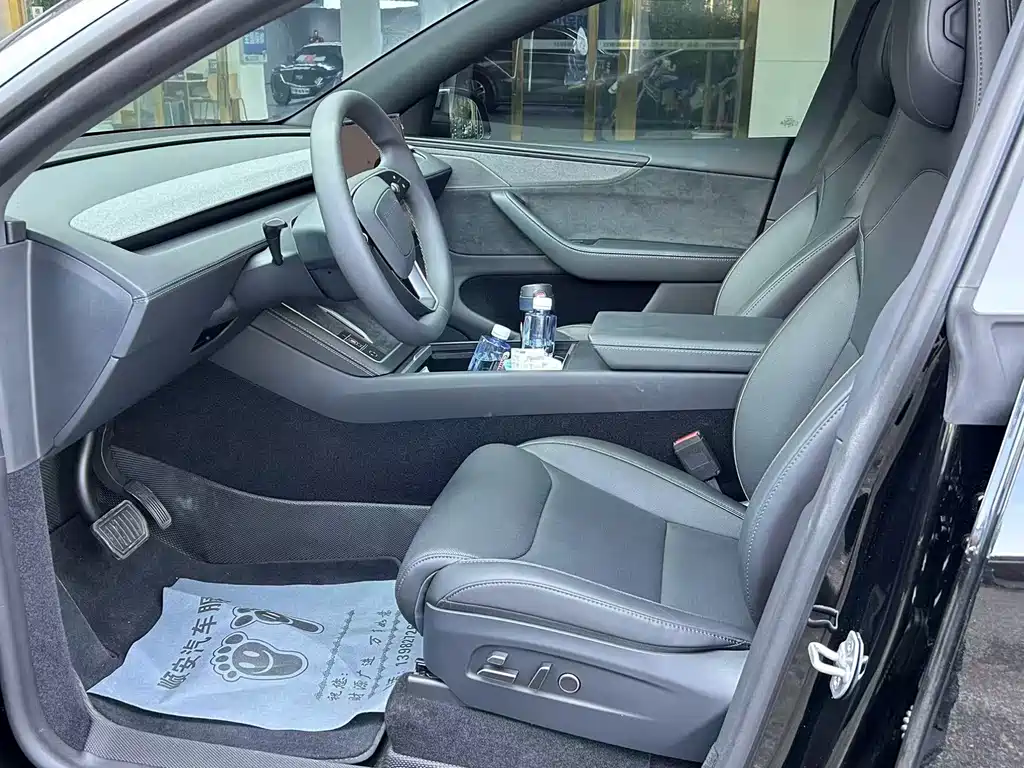 Tesla Model Y L — миниатюра 3