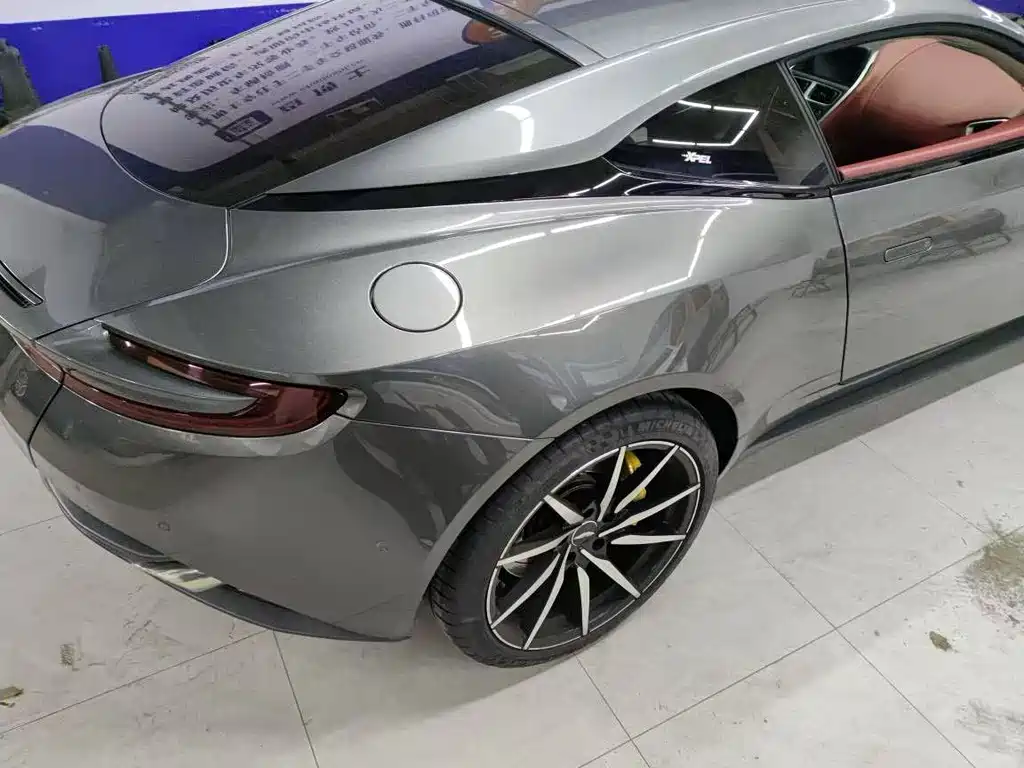 Aston Martin DB11 — миниатюра 6