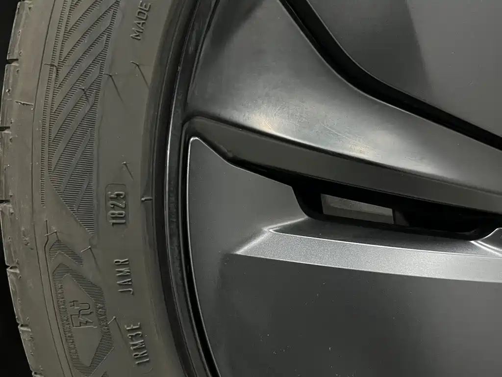 Tesla Model Y — миниатюра 35