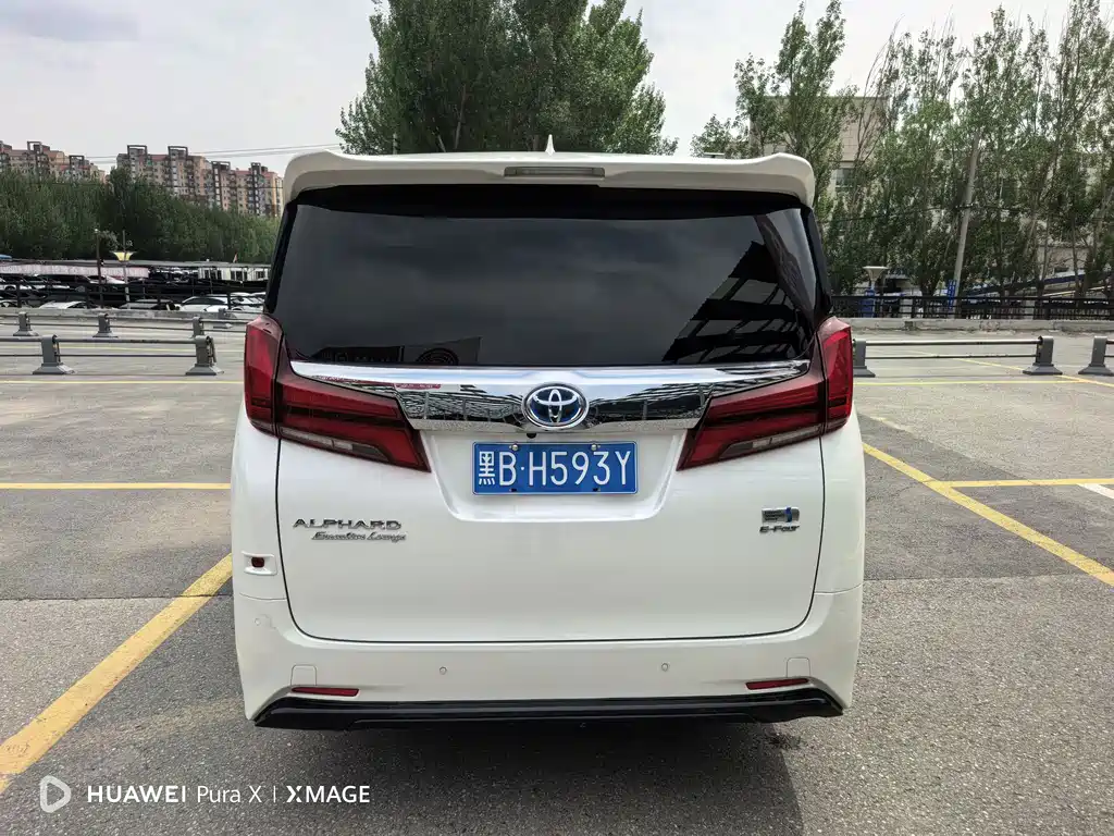 Toyota Alphard — миниатюра 8