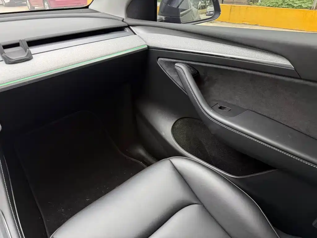 Tesla Model Y — миниатюра 6