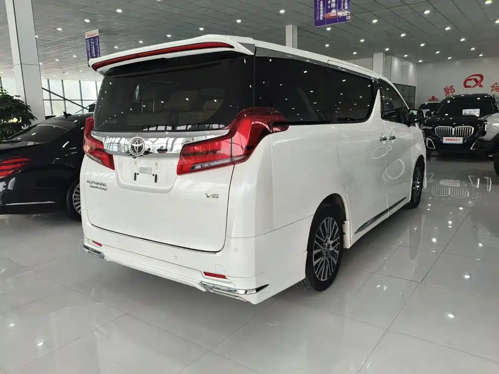 Toyota Alphard — миниатюра 4