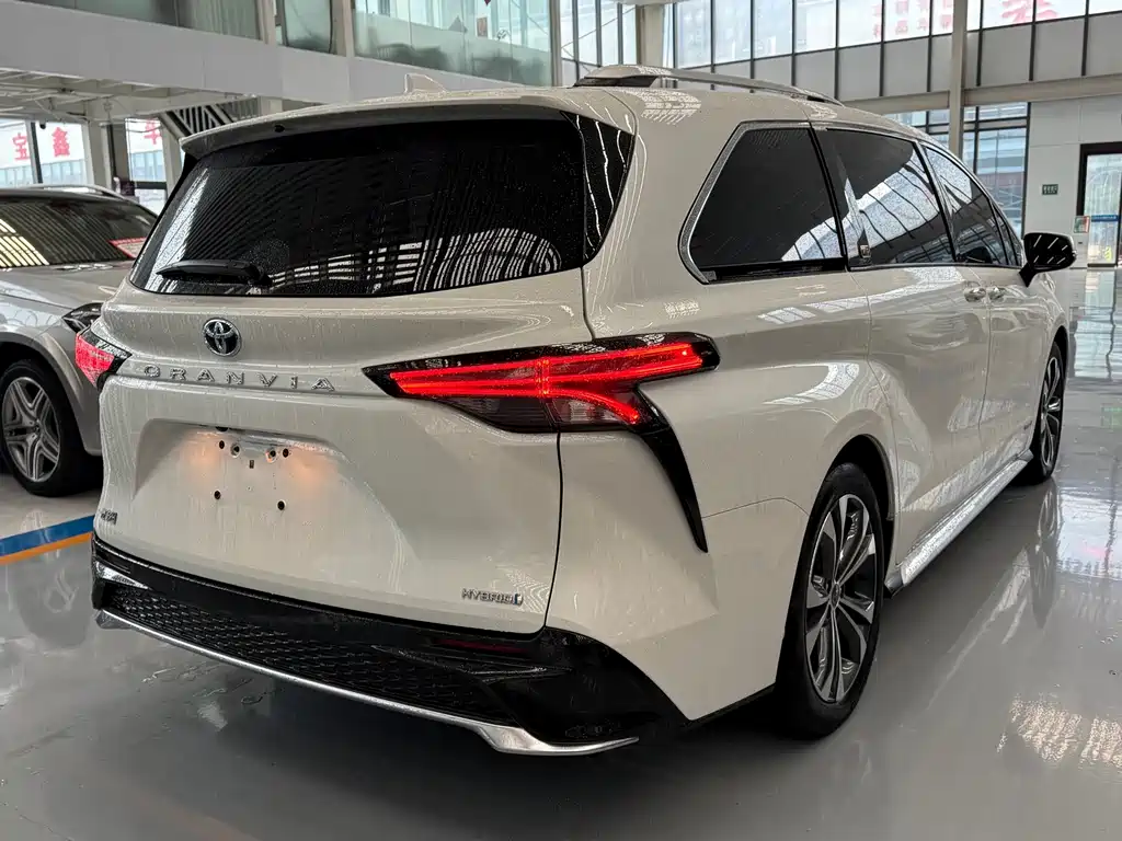 Toyota Granvia — миниатюра 6