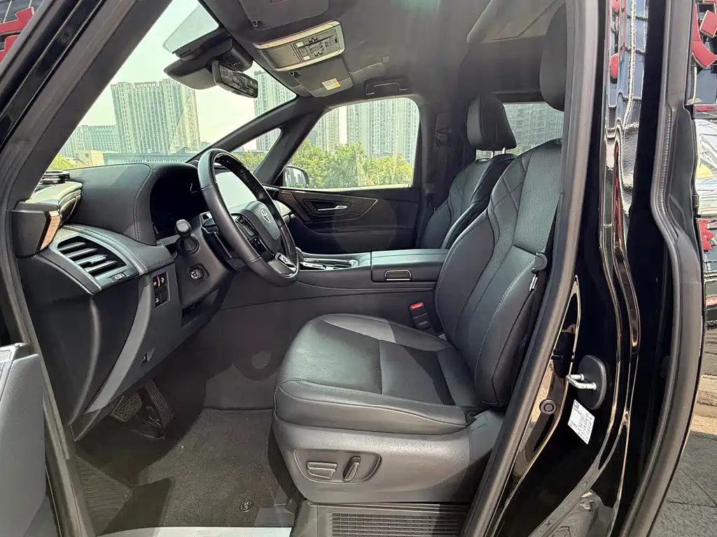 Toyota Alphard — миниатюра 10