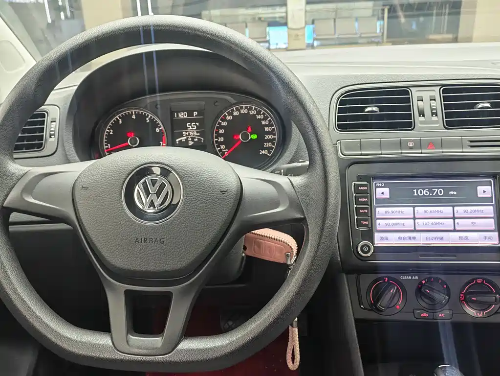 VOLKSWAGEN POLO