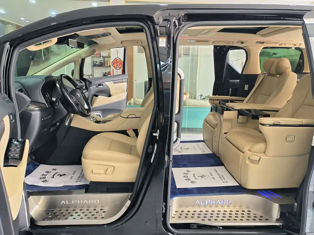Toyota Alphard — миниатюра 3