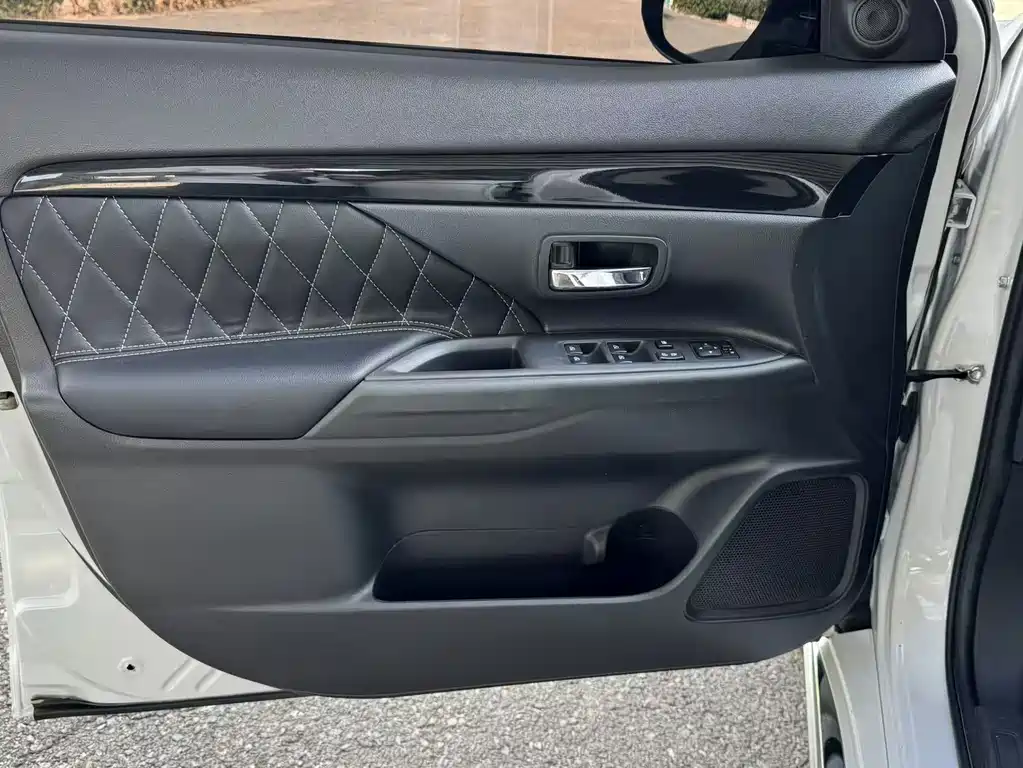 Mitsubishi Outlander — миниатюра 10