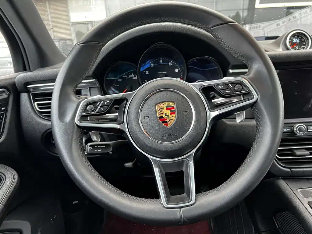 Porsche Macan — миниатюра 9