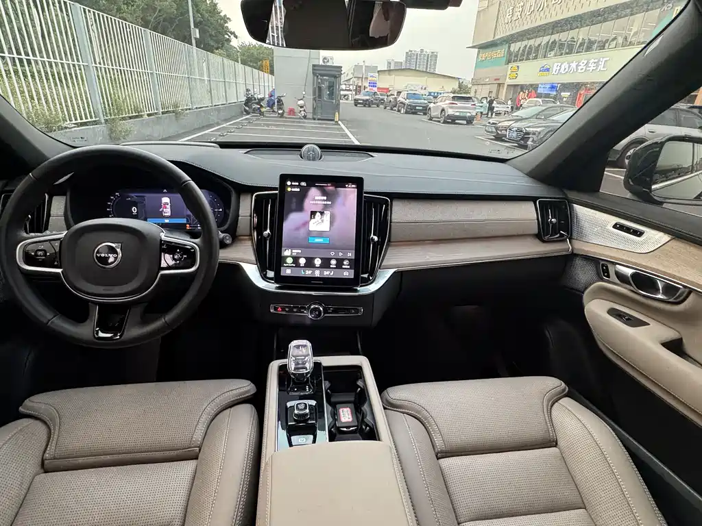 Volvo XC90 PHEV — миниатюра 11