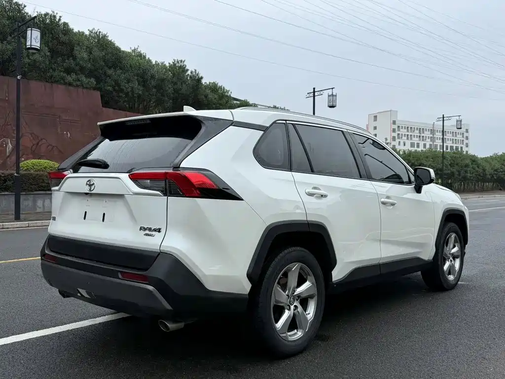 Toyota RAV4 — миниатюра 4