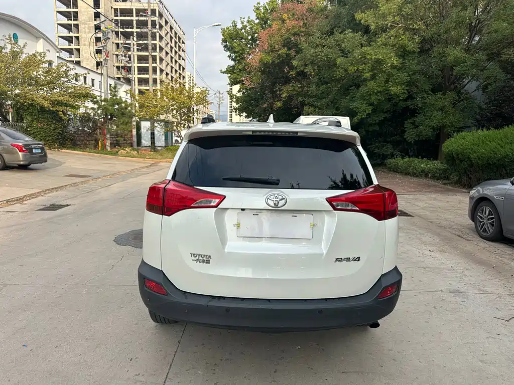 Toyota RAV4 — миниатюра 6