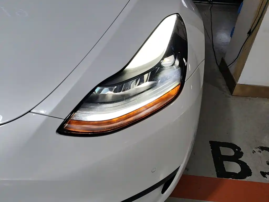 Tesla Model Y — миниатюра 24