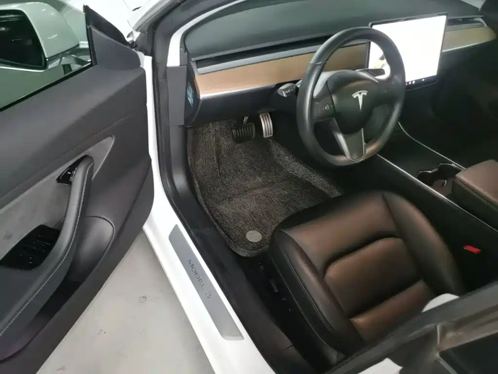 Tesla Model 3 — миниатюра 16