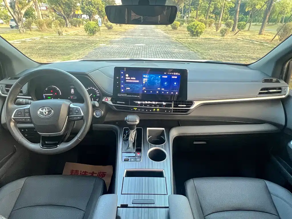 Toyota Sienna — миниатюра 13