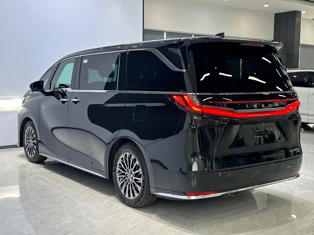 LEXUS LM