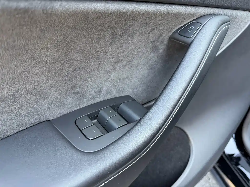 Tesla Model Y — миниатюра 5
