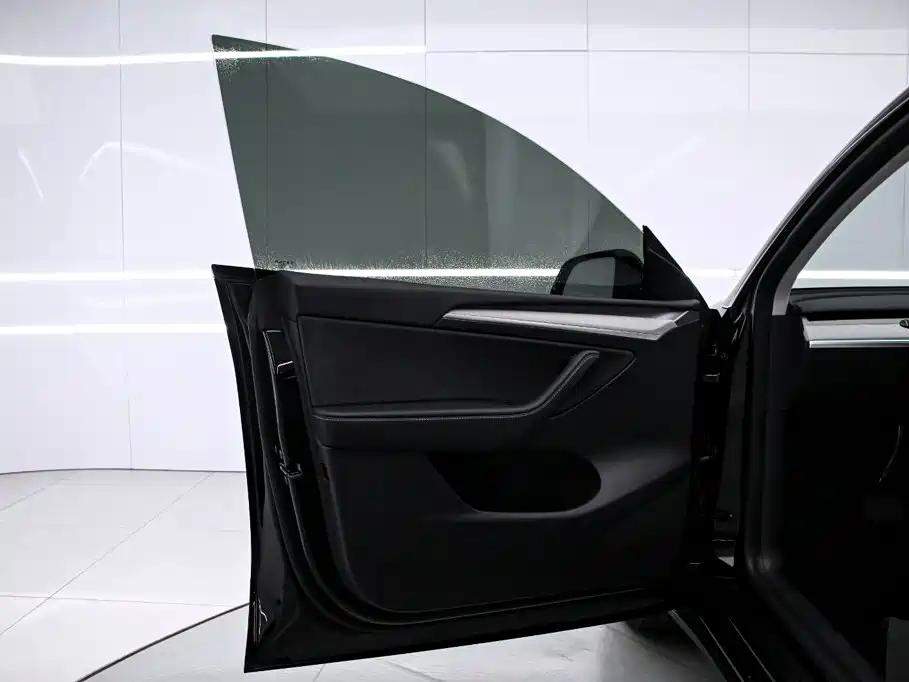 Tesla Model Y — миниатюра 11