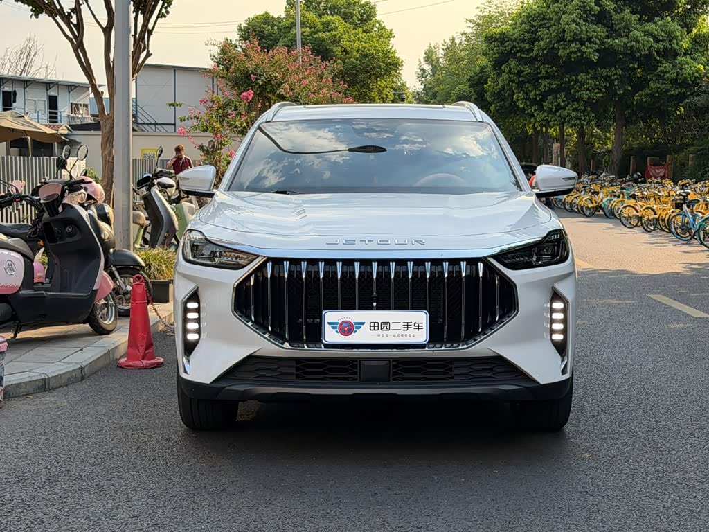Jetour Jetour X70 PLUS 1.5 л 2024 г. Белый, пробег 22000 км