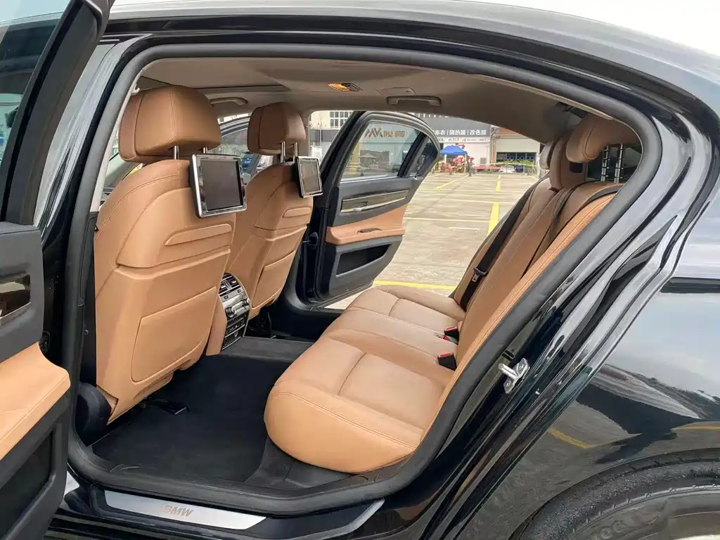 BMW 7 Series — миниатюра 8
