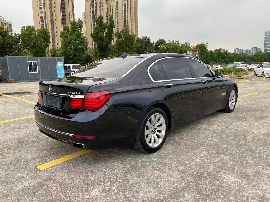 BMW 7 Series — миниатюра 14