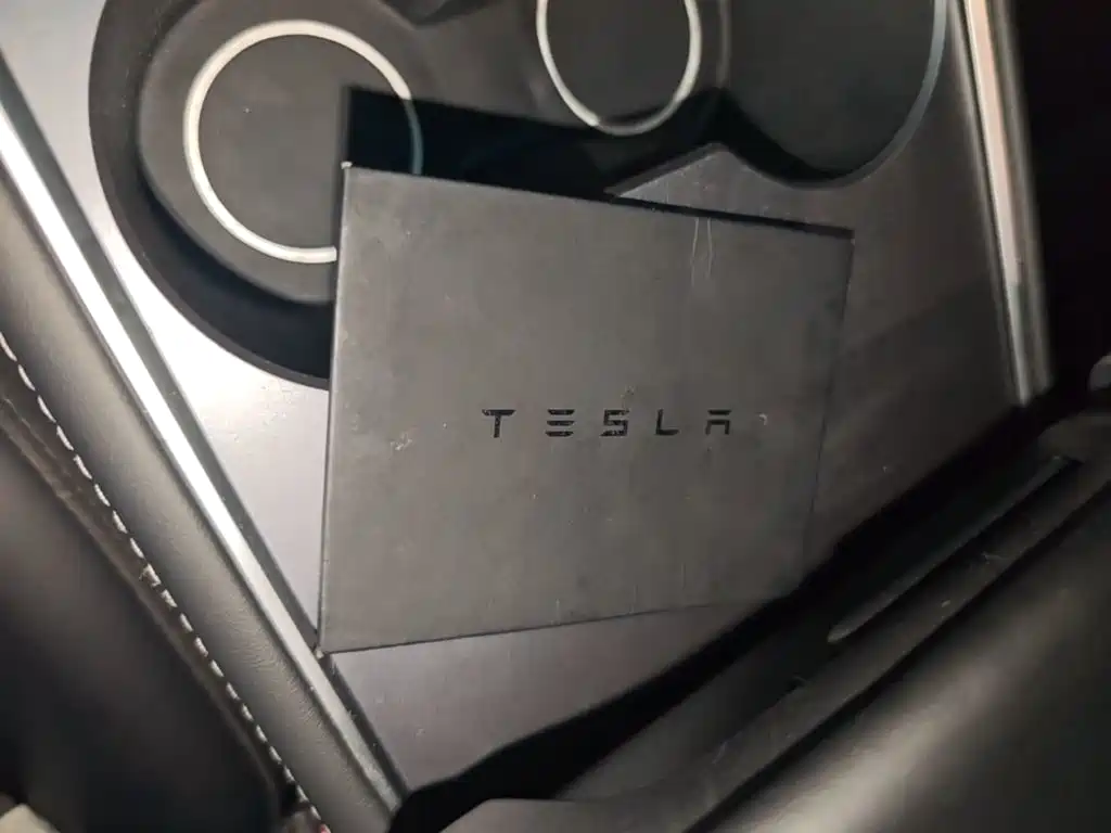 Tesla Model Y — миниатюра 9
