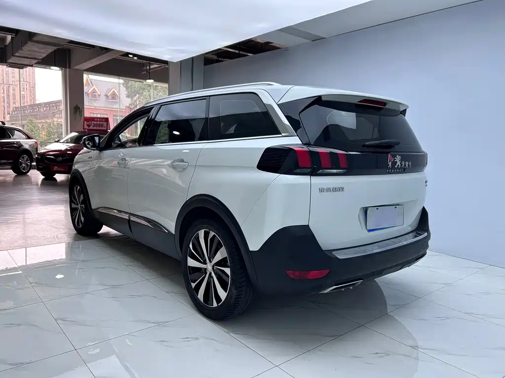 PEUGEOT 5008