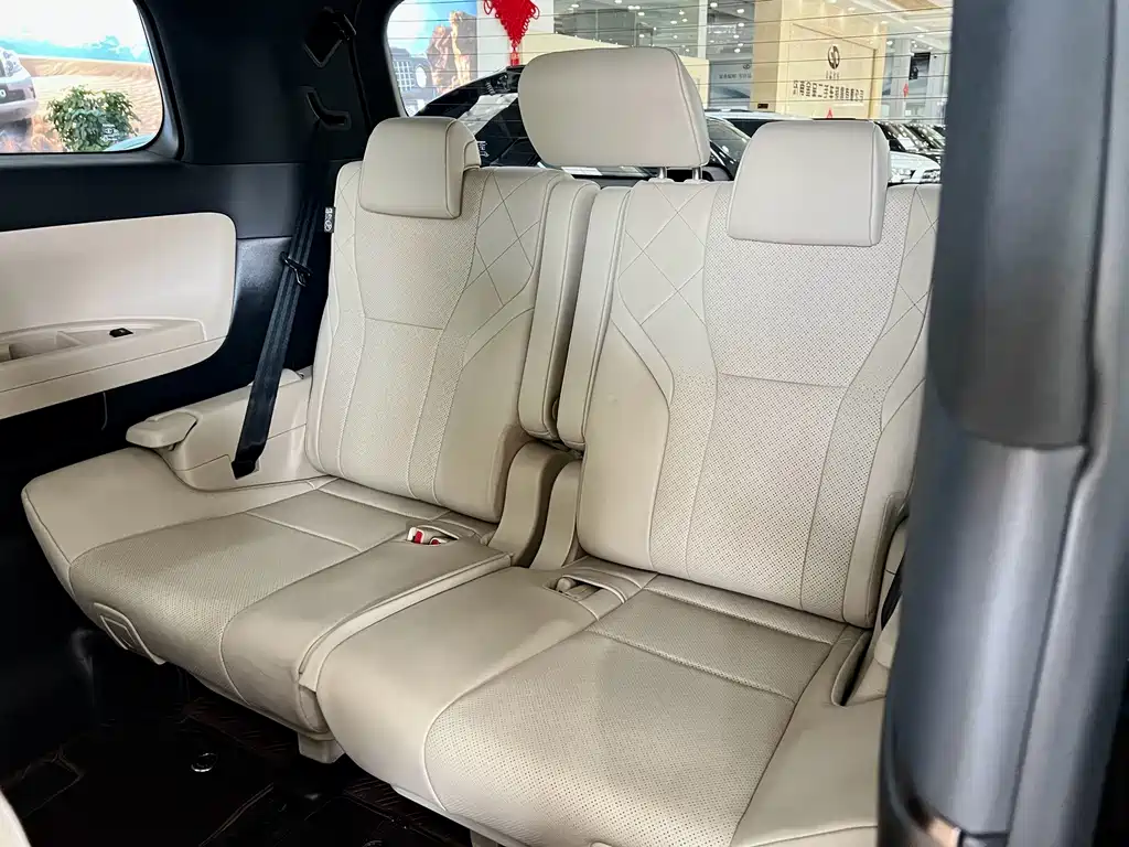 Toyota Alphard — миниатюра 11