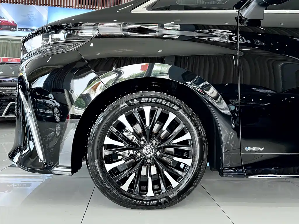 Toyota Alphard — миниатюра 33